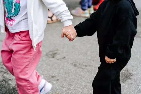 Deux élèves se tiennent la main