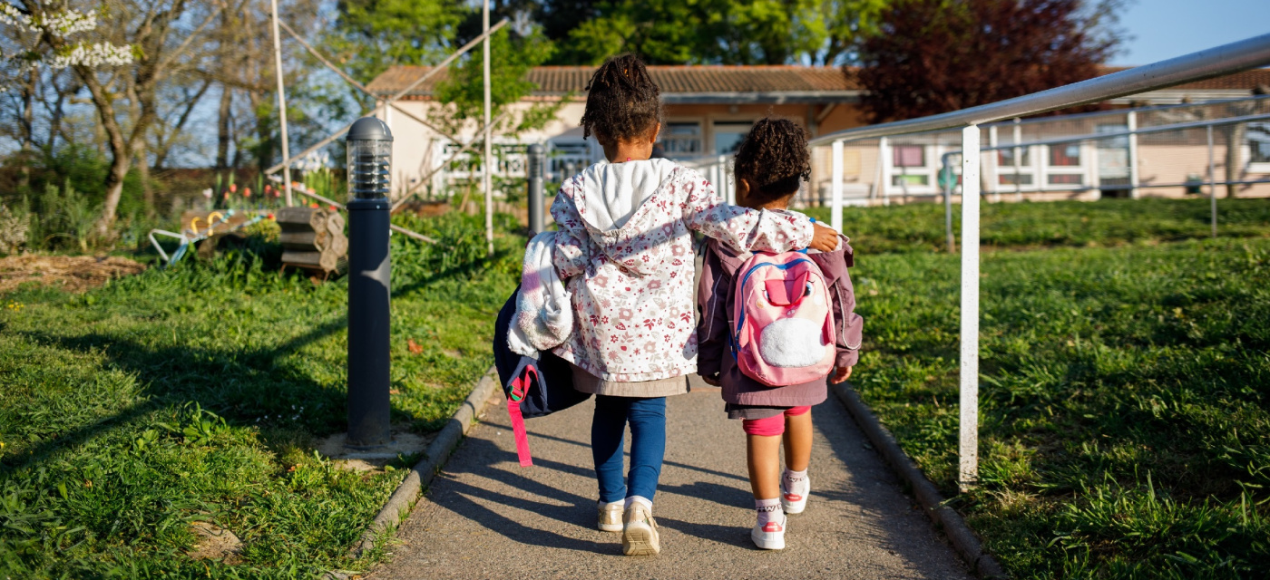 Deux élèves se dirigent vers leurs classe