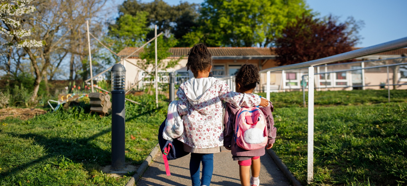 Elèves sur le chemin de l'école