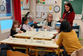 Accueil des parents et des enfants par la Directrice et les enseignantes pour le club mathématiques