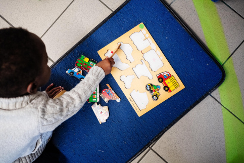Photo élève maternelle fait un jeu d'encastrement