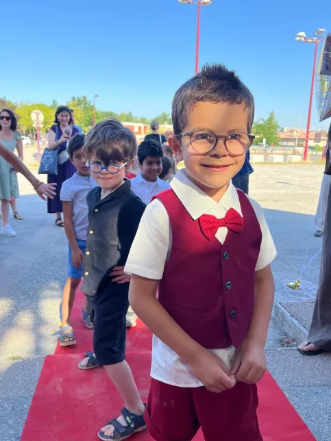 Des élèves de maternelle sur le tapis rouge