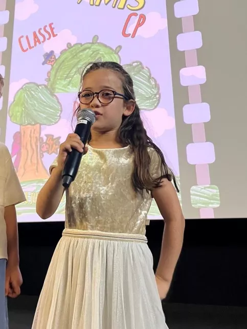 Une élève présente le film de sa classe 