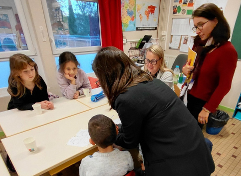 Séance de signature des cartes adhérents Coup de Pouce par la directrice