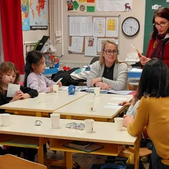 Accueil des parents et des enfants par la Directrice et les enseignantes pour le club mathématiques