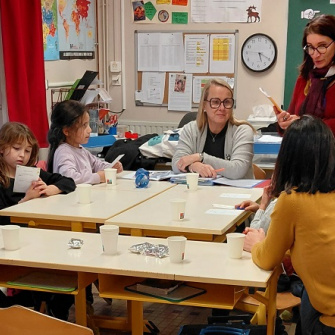 Accueil des parents et des enfants par la Directrice et les enseignantes pour le club mathématiques