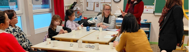 Accueil des parents et des enfants par la Directrice et les enseignantes pour le club mathématiques