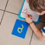 Enfant qui écrit sur une ardoise