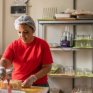 Une dame fait la cuisine pour les élèves d'une école