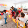 Des enfants de maternelle dans une salle de classe
