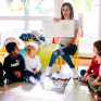 Des élèves de maternelle écoutent la maitresse qui lit une histoire