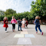 Des enfants jouent dans une cour d'école