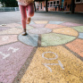 Un enfant joue à la marelle dans une cour d'école